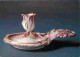 Art - Bougeoir En Fornne De Fleur, Décor Rose - Porcelaine Tendre De Vincennes, 1753 - Musée National De Céramique De Sè - Articles Of Virtu