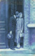 COUPLE - Couple Sur Le Pas De La Porte - Homme Embrassant La Femme Sur La Joue - Carte Postale Ancienne - Couples