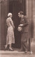 COUPLE - Couple Devant Une Porte - Chapeau - Costume - Rencontre - Carte Postale Ancienne - Couples