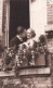 Couple - Couple Sur Le Balcon - Homme Embrassant Sa Femme - Fleurs - Carte Postale Ancienne - Couples