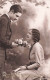 FANTAISIE - Couple - Un Bouquet De Fleurs Vaut Plus Qu'un Sourire - Homme Offrant Des Fleurs - Carte Postale Ancienne - Other & Unclassified