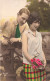 FANTAISIE - Couple - Homme Parlant à Une Femme - Portail - Bouquet - Colorisé - Carte Postale Ancienne - Other & Unclassified