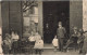 CARTE PHOTO - Réunion De Famille - Enfants Dehors - Chaises Vides - Hommes En Costume - Animé - Carte Postale Ancienne - Photographie