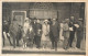 CARTE PHOTO - Groupe De Personnes élégantes - Devant La Porte - Carte Postale Ancienne - Fotografía