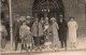 CARTE PHOTO - Groupe De Personnes - Devant La Grande Porte - Carte Postale Ancienne - Fotografie