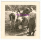 WW2 2x PHOTO ORIGINALE Soldats Allemands Traite Vache OCCUPATION - 1939-45