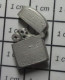 811F  Pin's Pins / Beau Et Rare / MARQUES / MINI PIN'S BRIQUET GENRE ZIPPO METAL ACIER - Markennamen