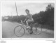 PHOTO ORIGINALE   FEMME  SUR UN VELO - Lieux