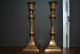 2 Anciens Bougeoirs En Cuivre Ou Laiton à Base Carrée (H 24.5 Cm) XIXè - Luminaire Candélabre Chandelier Bougie Bronze  - Candelabri E Candelieri