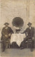 Musique - Gramophone - Hommes Assis De Part Et D'autre D'une Table Où Est Posé L'instrument - Carte Postale Ancienne - Musique Et Musiciens