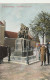 's-Gravenhage Standbeeld Spinoza Levendig Mannen Met Petten # 1906     4690 - Den Haag ('s-Gravenhage)