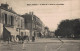 33 BLAYE LA PLACE ET LE COURS DE LA REPUBLIQUE CARIOLE A CHEVAL SUR LA RUE PAVEE DEVANT LA BOUCHERIE - Blaye