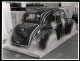 Fotografie Morris Minor Wird Zum Transport Vorbereitet Mit Fasern An Palette Befestigt  - Auto's