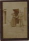 Militaria - Frau Soldat Vor Geschäft - Pickelhaube 1914 Privatfoto - Guerre 1914-18