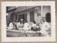 PHOTOGRAPHIE VIETNAM INDOCHINE - DALAT ? - Au Foyer De L'Hopital - Février 1952 - TB PLAN ANIMATION TERRASSE - Vietnam