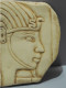 Delcampe - -ANCIENNE PLAQUE PLATRE PEINT PROFIL TETE EGYPTIEN PHARAON COLLECTION DECO XXe    E - Plâtre