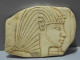 Delcampe - -ANCIENNE PLAQUE PLATRE PEINT PROFIL TETE EGYPTIEN PHARAON COLLECTION DECO XXe    E - Gips