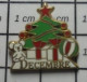 AB1 Pin's Pins / Beau Et Rare / ARTHUS BERTRAND / MOIS DE DECEMBRE SAPIN DE NOEL - Arthus Bertrand