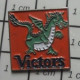 1515B Pin's Pins / Beau Et Rare / ALIMENTATION / BONBONS A LA MENTHE VICTOR'S DRAGON VERT ET BLANC - Levensmiddelen