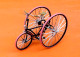 Rudge Central Gear Tricycle   1886  (avec Son Support)  Echelle : 1/15ème - Other & Unclassified