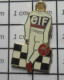 2120 Pin's Pins / Beau Et Rare / CARBURANTS / PILOTE ELF DRAPEAU A DAMIERS FRANCAFRIQUE - Brandstoffen