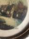 Lithographie ? Signée FLORE ? Paysage De Campagne Cadre Rond En Bois Paysage De Rivière Avec Maisons - Altri & Non Classificati