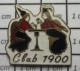 512A  Pin's Pins / Beau Et Rare / BOISSONS / CLUB 1900 DEUX PERSONNES ATTABLEES EN TRAIN DE BOIRE - Beverages