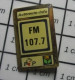 713L Pin's Pins / Beau Et Rare / MEDIAS / RADIO FIP AUTOROUTE-INFO 107.7 MHZ FM - Medios De Comunicación