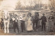 Métiers - N°86650 - Charbonniers Avec Leur Famille Dans Une Cour - Carte Photo à Localiser - Artisanat