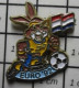 713b Pin's Pins / Beau Et Rare / SPORTS / FOOTBALL EURO SUEDE 192 LAPIN LIEVRE DRAPEAU HOLLANDE - Calcio