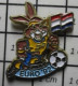 713b Pin's Pins / Beau Et Rare / SPORTS / FOOTBALL EURO SUEDE 192 LAPIN LIEVRE DRAPEAU HOLLANDE - Fussball