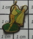 713B Pin's Pins / Beau Et Rare / ASSOCIATIONS / TWIRLING CLUB MAJORETTE PETITE .... - Asociaciones