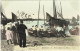 62 - ETAPLES - Mise à L'eau D'un Bateau - Marins - Etaplois(es) Sur Le Quai - Voyagée 1906 - Etaples