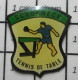 713B Pin's Pins / Beau Et Rare : SPORTS / PING-PONG TENNIS DE TABLE SCHOENECK On Joue Pieds Nus ? - Tischtennis