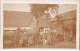 Agriculture - N°83234 - Groupe De Personnes Dans Une Cour De Ferme, Avec Un Attelage - Carte Photo à Localiser - Fermes