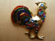 Broc-056 Broche Représentant Un Coq Aux Plumes Multicolores Sur Métal Doré De 55mm/50mm ,poids=24,60g - Altri & Non Classificati