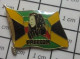 1818a Pin's Pins / Beau Et Rare / THEME : MUSIQUE / FREEDOM DRAPEAU JAMAIQUE MOB BARLEY REGGAE - Musique