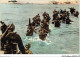 AJBP10-1036 - MILITARIA - Débarquement En Normandie - Des Troupes Débarquent - Guerra 1939-45