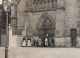 Bagneux - 2 CPA ANIMEES: Extérieur église De Bagneux (+ De 10 Personnes Sous Le Porche); Mairie (enfant Avec Un Pain) - Bagneux