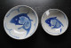 Paire D'assiettes Creuses Asiatiques (diamètre 18 Et 22,5 Cm) En Céramique (Made In China) à Décor De Koi Bleu Carpe - Sonstige & Ohne Zuordnung