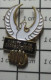 415c Pin's Pins / Beau Et Rare / SPORTS / KARATE CLUB SARREGUEMINES OISEAU BLANC COLOMBE - Judo