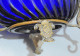 Delcampe - -JOLIE COUPELLE VIDE POCHE VERRE Bleu MONTURE Bronze Avec 2 PIEDS BLASONS   E - Verre & Cristal