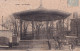 A18-80) CORBIE - SOMME -  LE KIOSQUE DE MUSIQUE - ANIMEE - HABITANTS - EN 1906 - ( 2 SCANS ) - Corbie