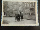 NIVELLES:  PHOTO 6X9 DE 3 ETUDIANTS DANS LA COUR D'UNE GRANDE ECOLE  EN 1939 - Nivelles