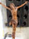Crucifix Sculpté En Bois (essence Olivier Ou Noyer?) - Religieuze Kunst