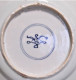 Chine Kangxi, XVIIIe Siècle Assiette Porcelaine Signée D'un Swastika Dans Un Double Cercle - Asian Art