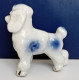 MINIATURE CHIEN CANICHE BLANC ET BLEU - L 5 Cm - H 5 Cm - PETIT TROU DESSOUS - Poids 34 Gr - Dieren