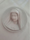 Médaillon.  Figurant La Sainte Vierge Marie.   En Porcelaine Blanche En Biscuit. - Religieuze Kunst