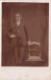 CARTE PHOTO - Homme En Costume - Carte Postale Ancienne - Photographie