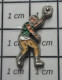 718A Pin's Pins / Beau Et Rare / SPORTS / TENNIS TENNIS MAN AVEC BALLE LEGEREMENT EN RELIEF - Tennis